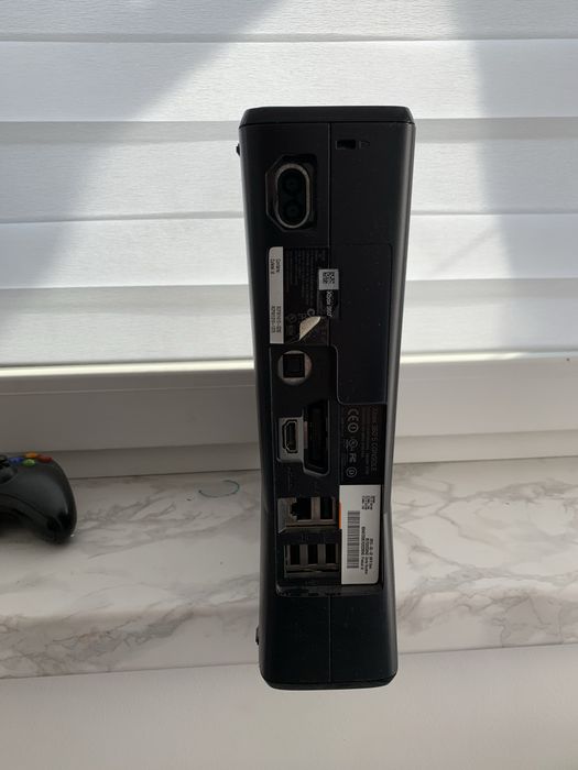 XBOX 360 z padem i 4 grami