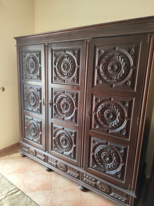 Quarto Comp. em Madeira Maciça Entalhada – Cama, Mesas, Cómoda e Roup.