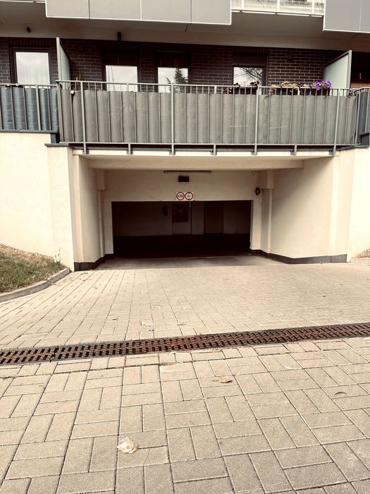 Do wynajęcia miejsce postojowe w hali garażowej  ul. Piękna 25F, 25 G