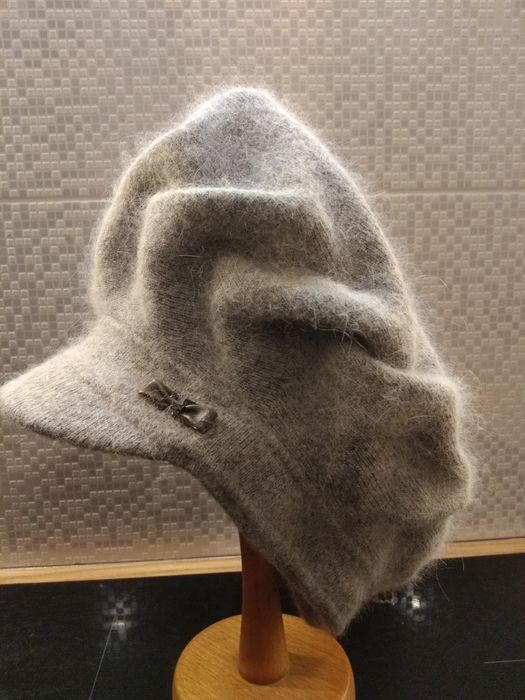 Czapka damska 70%angora z daszkiem.