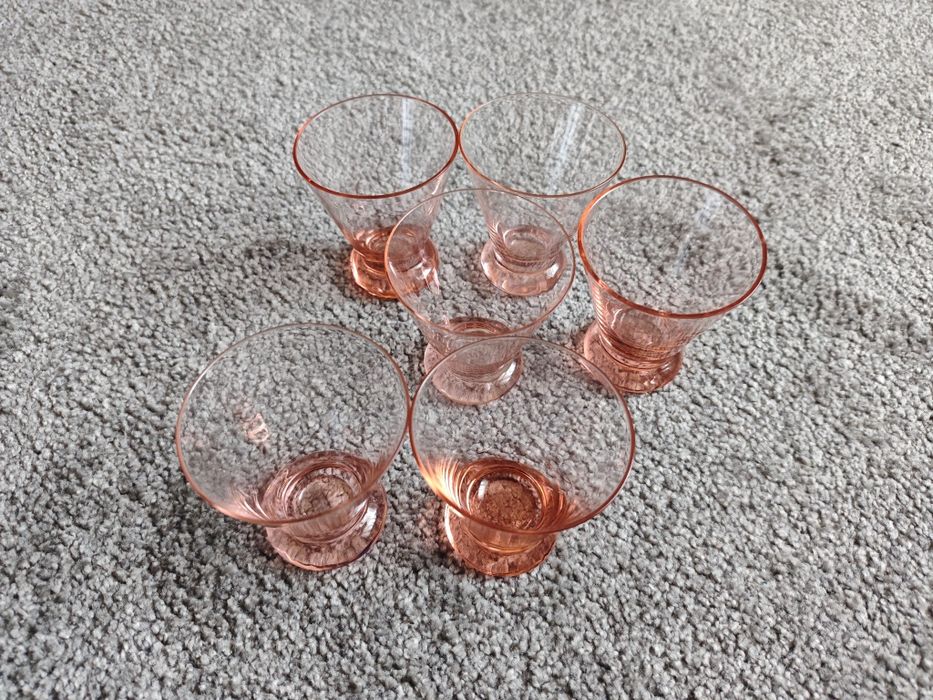 Kolekcjonerskie kieliszki do szampana Veuve Clicquot.