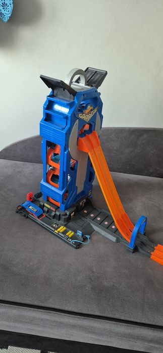 Mega Garage Hot Wheels