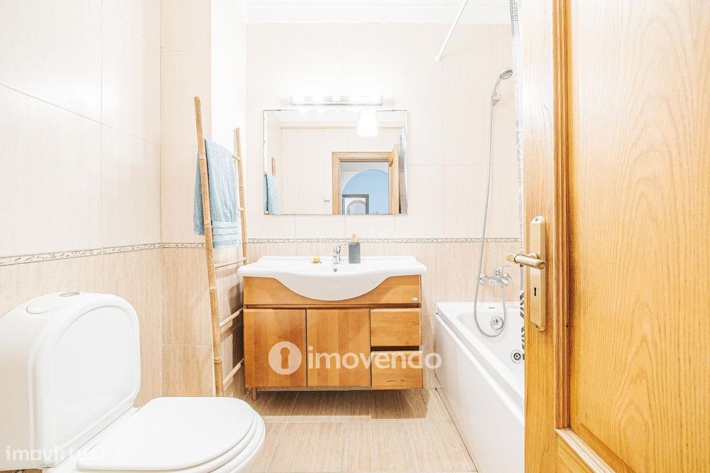 Apartamento T3 com estacionamento, no Condomínio Jardim da Lomba
