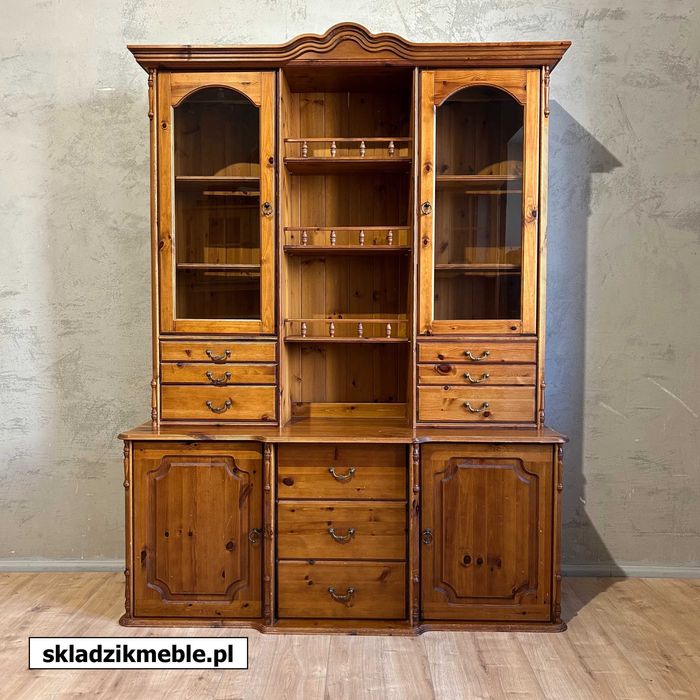 010325 Kredens sosnowy wysoki w odcieniu mahoń