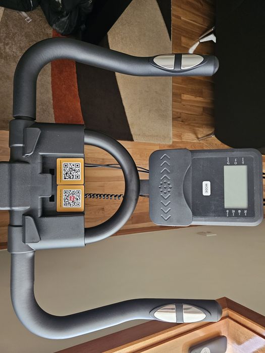 Bicicleta estática profissional com pulso e Bluetooth, ultra silenciosa e estável, suporte para tablet e porta-garrafas. Rigorosamente como nova.