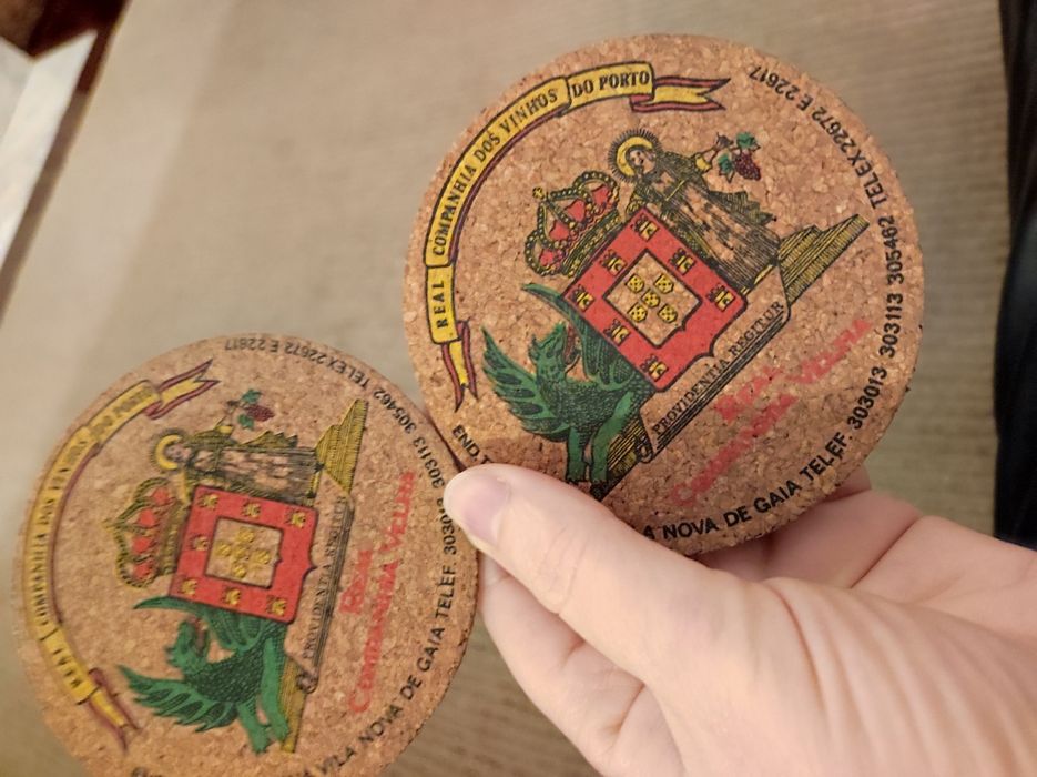 Duas bases para copos antigas