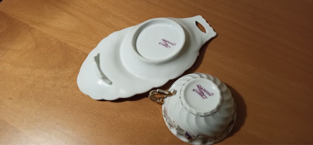 Chávena almoçadeira antiga com prato/travessa