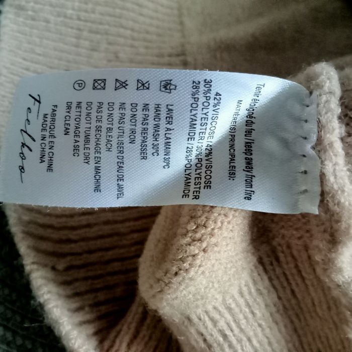 Sweter damski z golfem i wisniami Feelhoo  L/XL