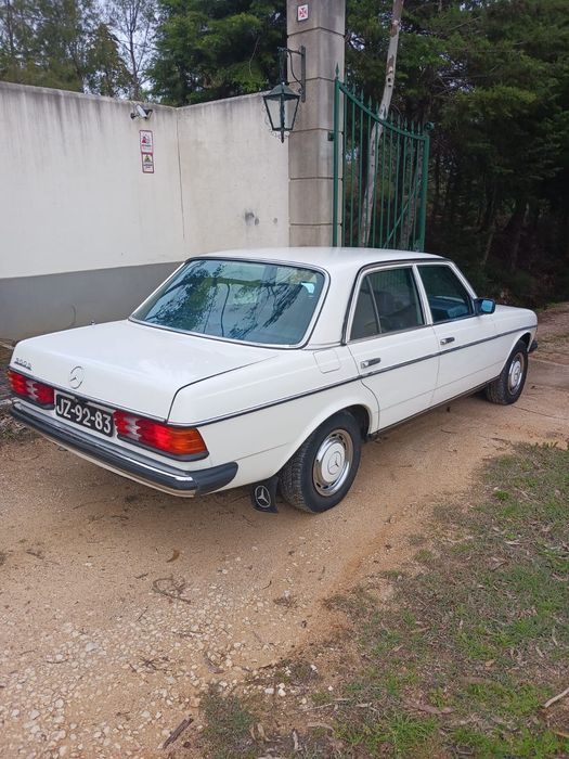 Mercedes 300d W123 reservado