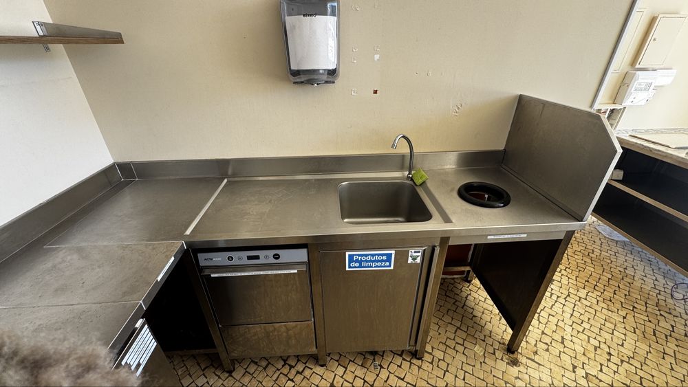 Cozinha Profissional em Inox Completa – Bancadas, Frigoríficos e Extração