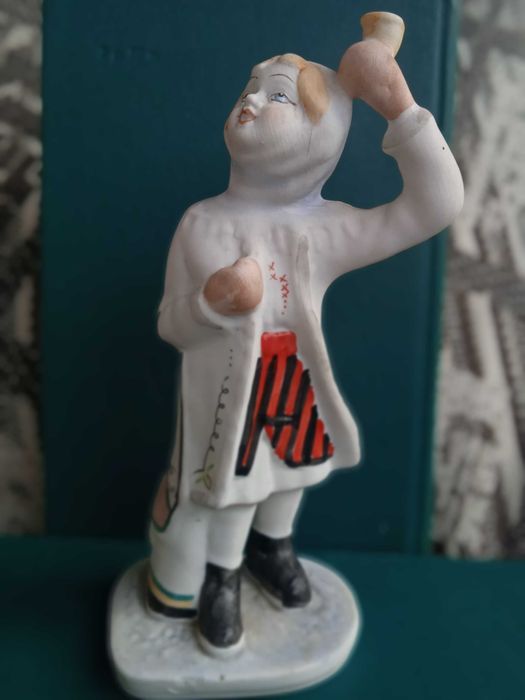 Статуэтка фарфоровая- бесквит .Девочка с рогом.