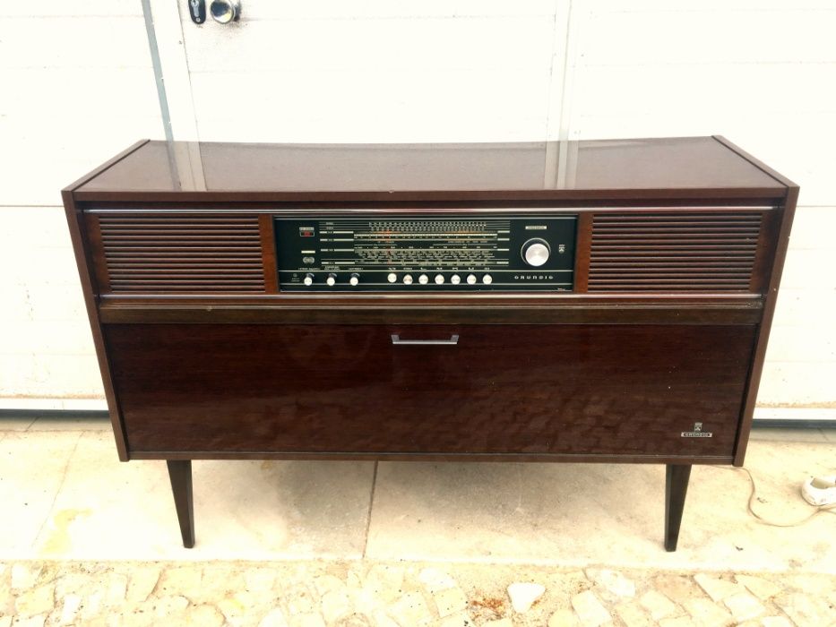 Aparador rádio gira discos Grundig a funcionar 118comp X 36prof X 79,