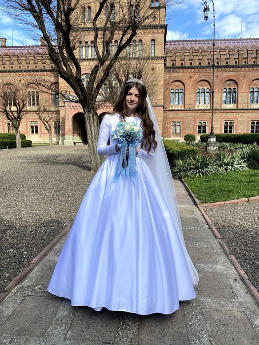 Шикарна весільна сукня