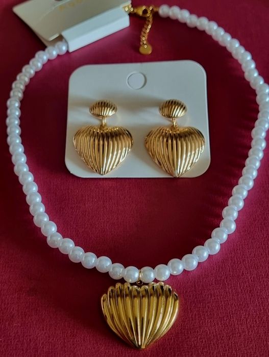 Colar dourado, em aço, com pérolas e um coração. + brincos