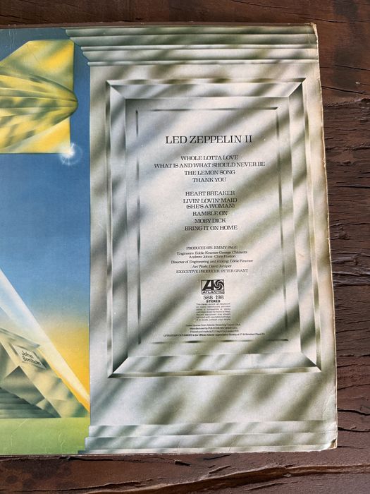 Vinil LP Led Zeppelin II – Atlantic UK, rótulo plum (2.ª prensagem)