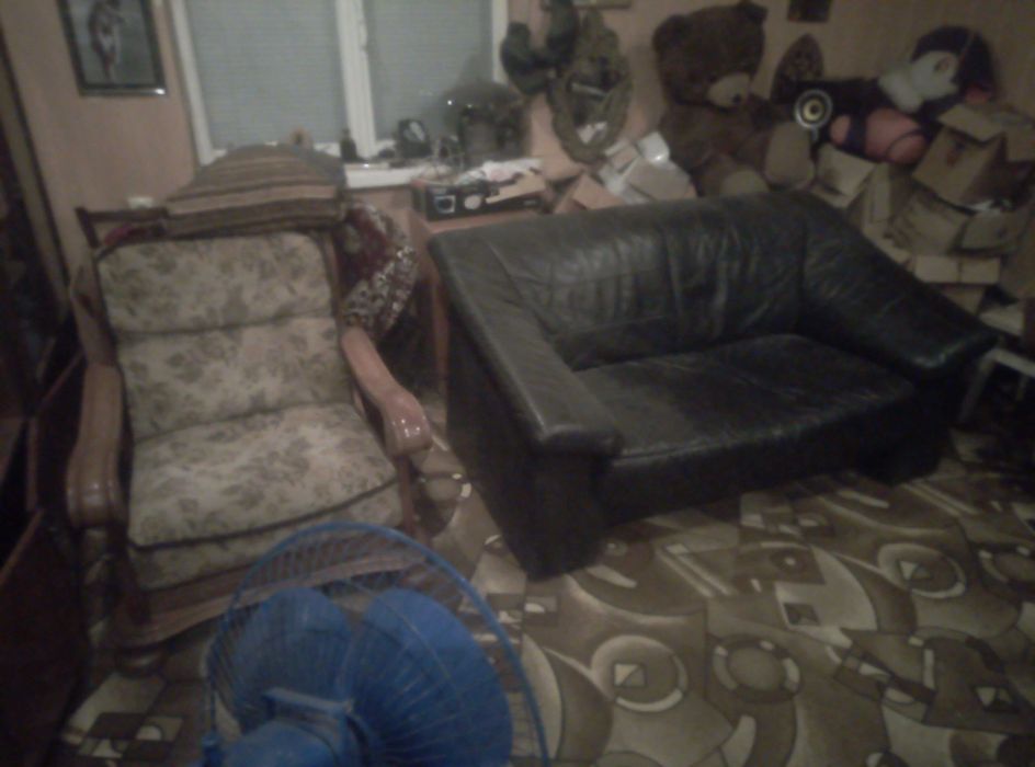 Диван кожаный чорный и кресло .Привезен с германии.Срочнвя продажа.