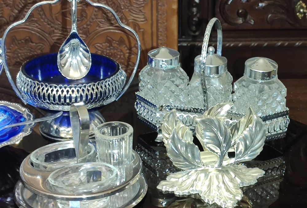 Manteigueira, saleiro, porta guardanapos, etc.