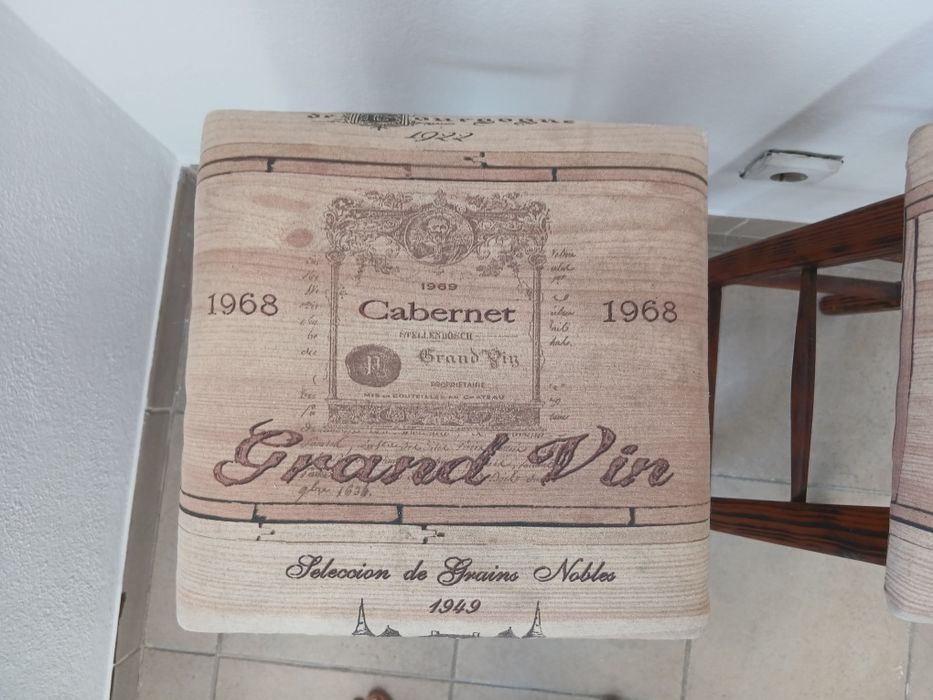 Bancos altos de madeira com tampo forrado