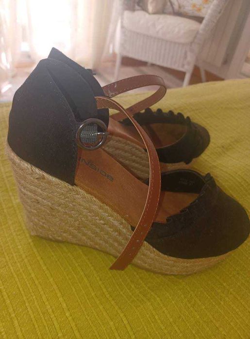 Sandalias de cunha preta da Inside