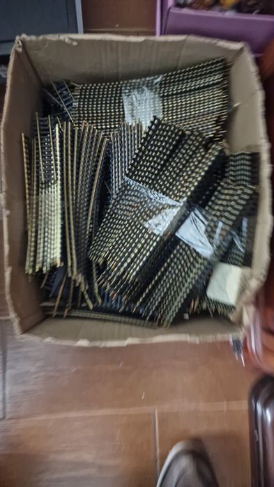 Linhas cruzamentos desvios comboios diversos.