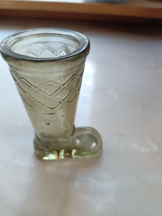 Wazonik szklany, but