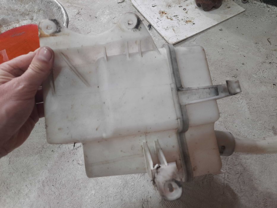 Бачок омивача омивайки обового скла Тойота Авенсіс т27 85310-05141