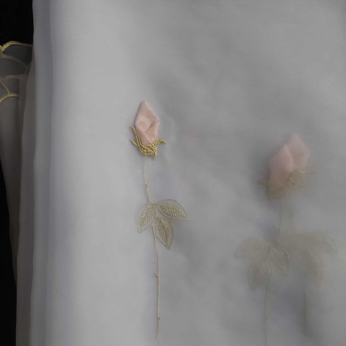 Firanka w haftowane różyczki - kupon 6m