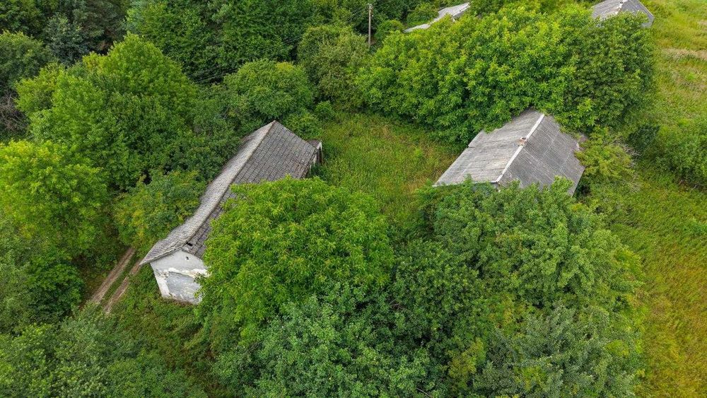 велика ділянка під будівництво Вашого будинку в с.Ставчани - 9 км до Львова. Комунікації поруч всі - газ, вода центральна, колодязь та світло є .