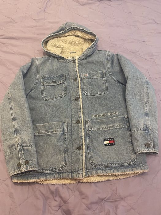 Kurtka jeansowa Tommy Jeans z kapturem i jasnym kożuszkiem, rozmiar S