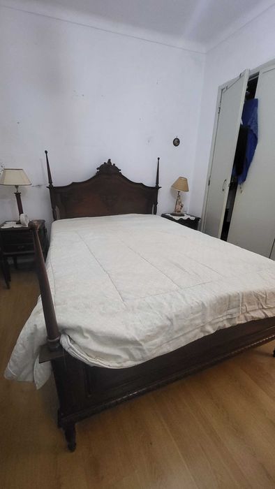 Conj. quarto cama casal+2 mesas de cabeceira madeira maciça Vintage