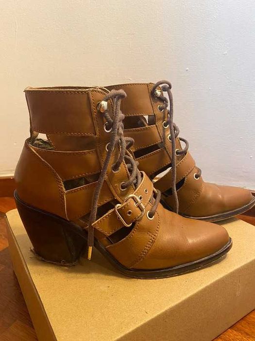 Botas castanhas de pele com atacadores