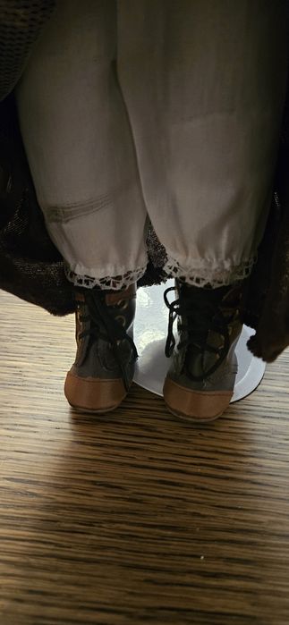 Lalka porcelanowa kolekcjonerska ze stojakiem