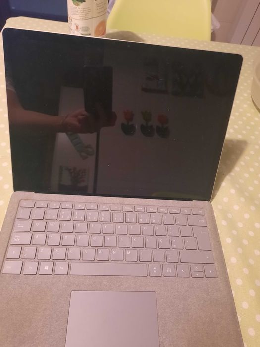 Surface Laptop - BROKEN (won't power on)64284594585731121