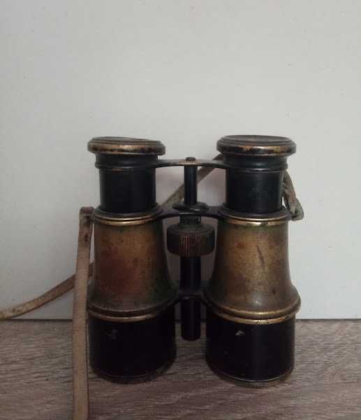 Старый бинокль. винтажный.
