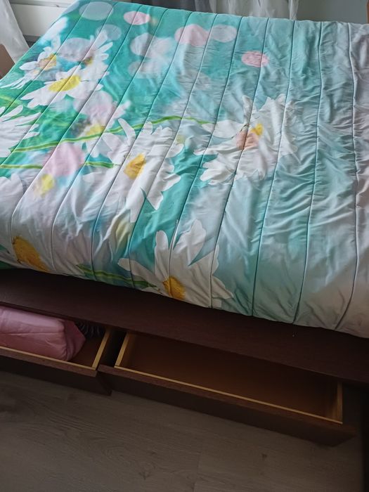 Vendo cama de casal em madeira com muita arrumação