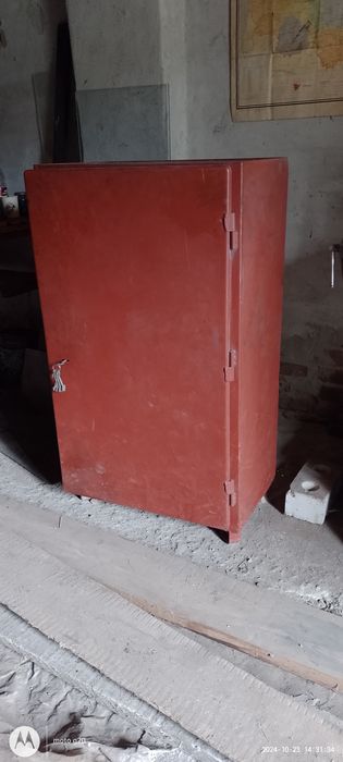 Сейф металевий.        .
