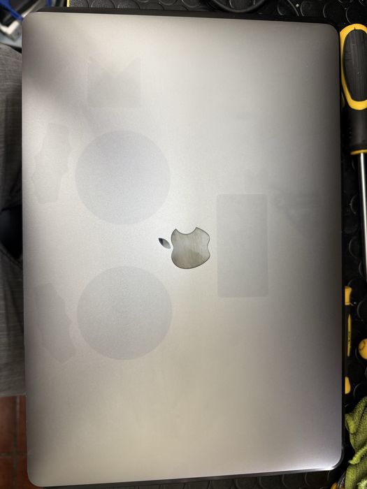 Portátil Apple MacBook Pro A1990 i9 32GB RAM 500GB SSD Grafica AMD Pro 560x 4GB