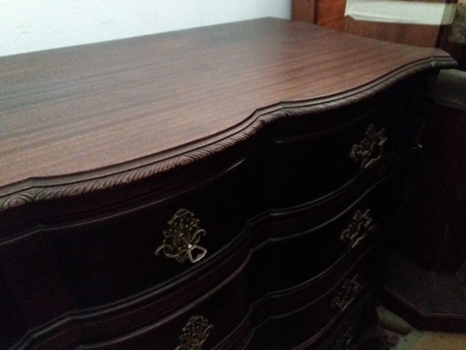 Cómoda Antiga com chaves Dão José