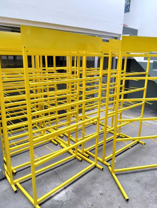 Expositores Metálicos Amarelo com Ganchos – 1,65 m x 1 m