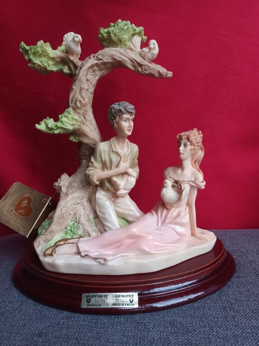 Estatueta de casal em marfinite NOVA