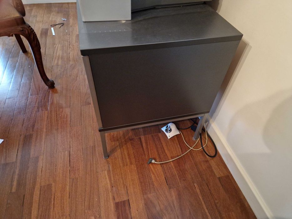 Móvel TV Ikea cinzento com vidro pretos