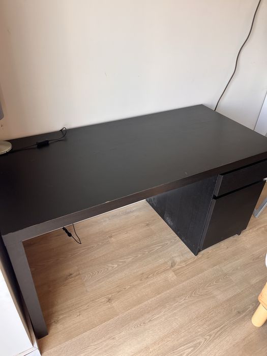 Secretária preta com gavetas