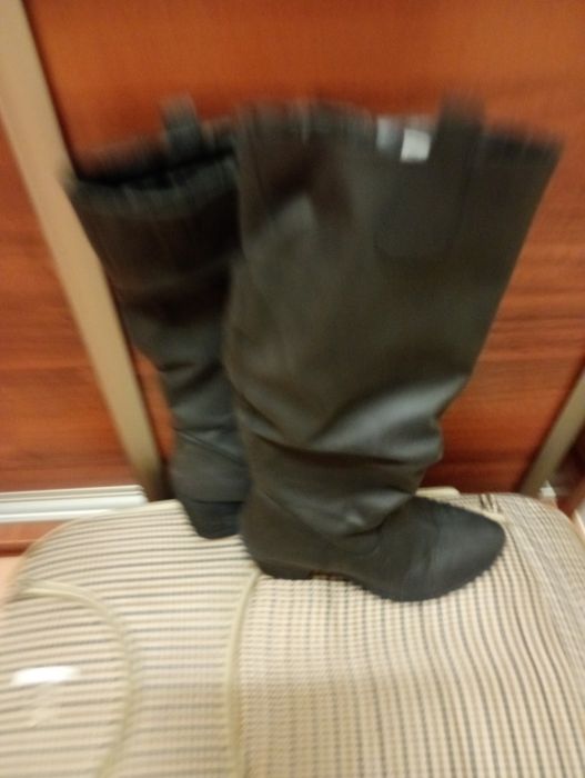 Piękne buty szare zasuwane na zamek z boku.