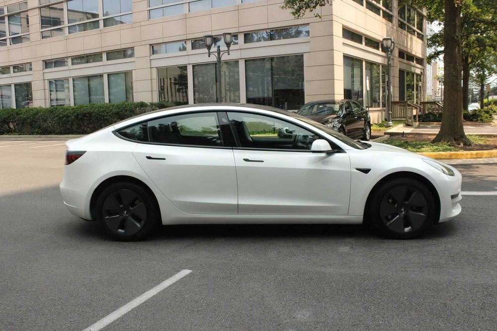 Tesla Model 3      2023