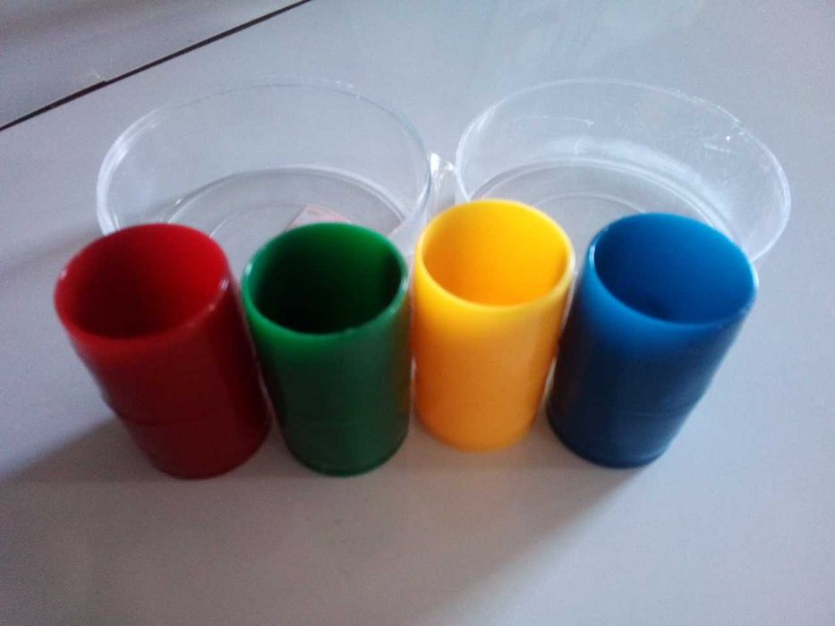 Copos de lançamento de dados para o jogos de tabuleiro, NOVOS!