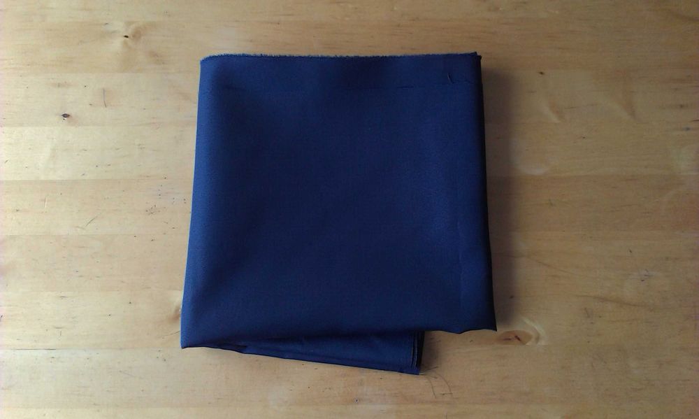 Kupon granatowej tkaniny na podszewki.