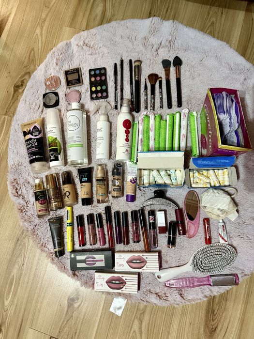 Bardzo duża ilość kosmetyków.