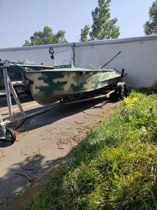 продам лодку южанку булевую,с прицепом  не дорого!