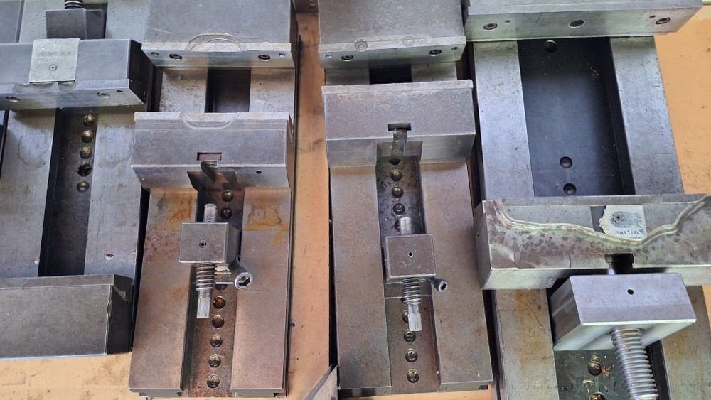 Diversas prensas de a perto e apoio a fresadora