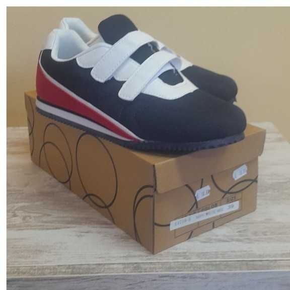 Vendo 40 pares Calçado criança novos